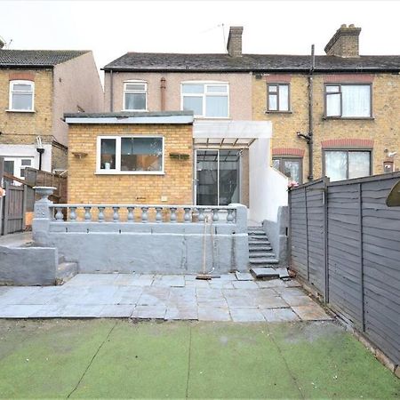 4 Bedroom House In East Londen Buitenkant foto
