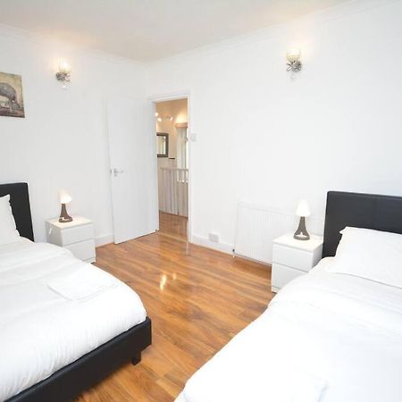 4 Bedroom House In East Londen Buitenkant foto