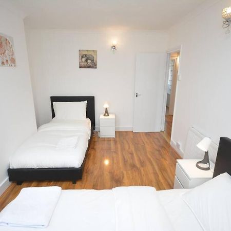 4 Bedroom House In East Londen Buitenkant foto