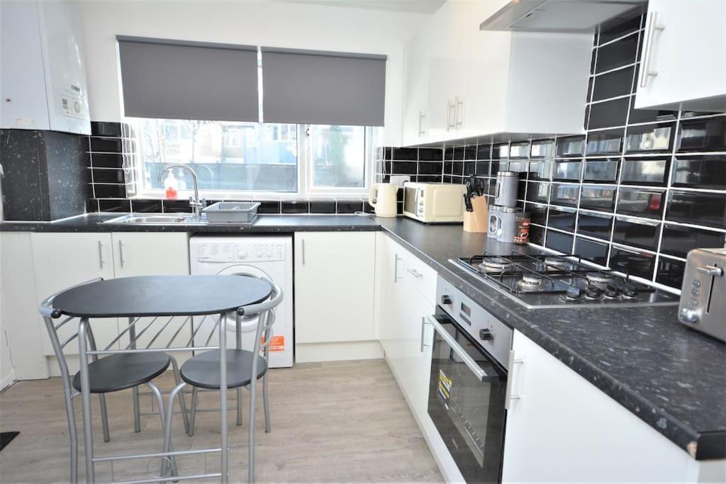 4 Bedroom House In East Londen Buitenkant foto