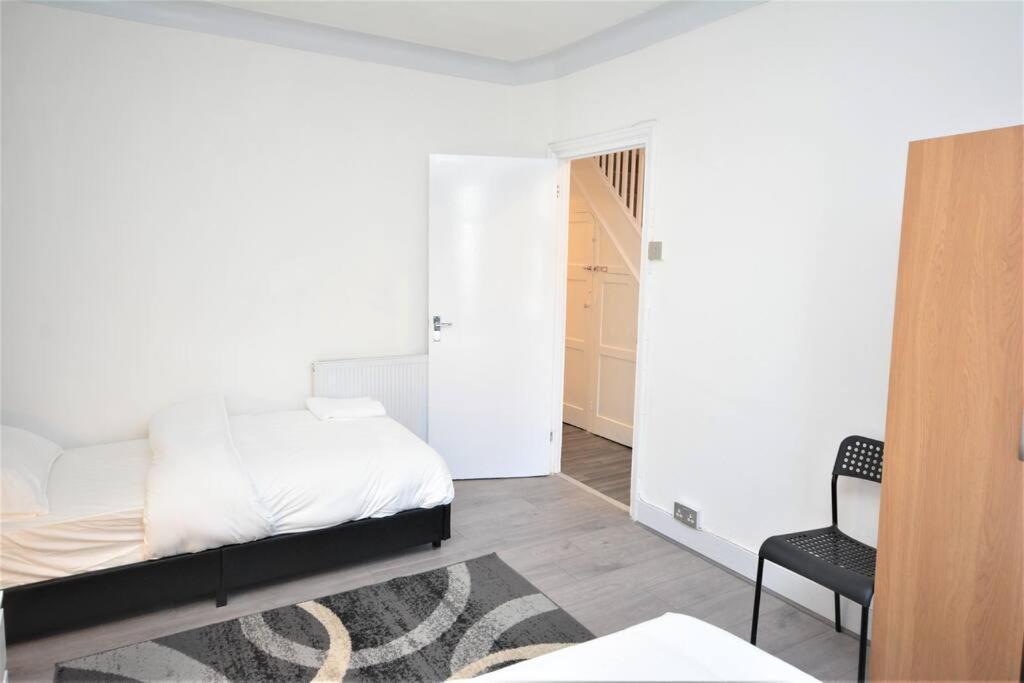 4 Bedroom House In East Londen Buitenkant foto