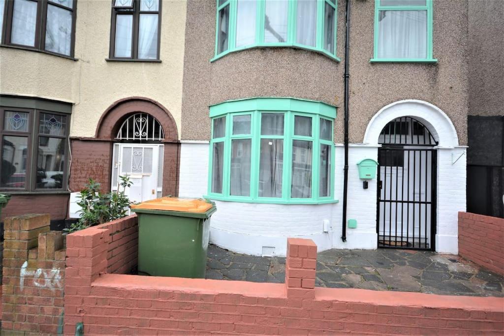 4 Bedroom House In East Londen Buitenkant foto