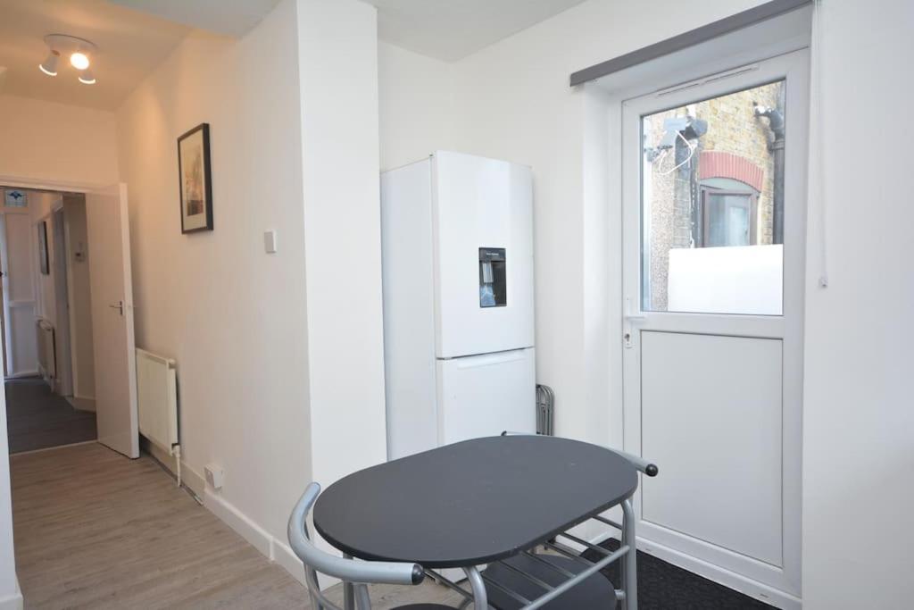 4 Bedroom House In East Londen Buitenkant foto