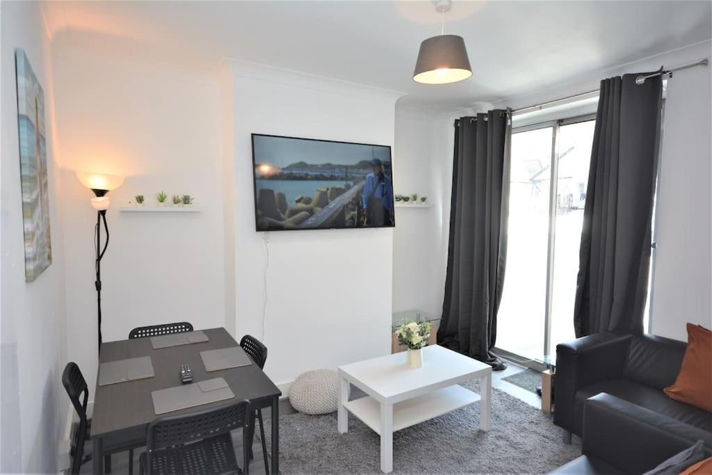 4 Bedroom House In East Londen Buitenkant foto