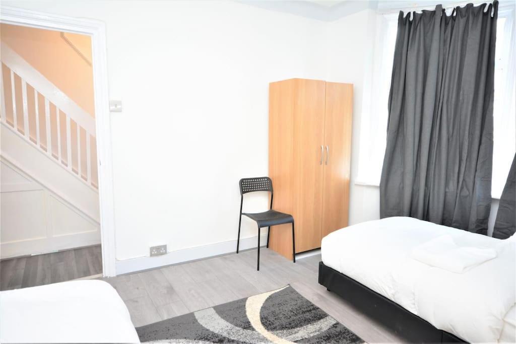 4 Bedroom House In East Londen Buitenkant foto