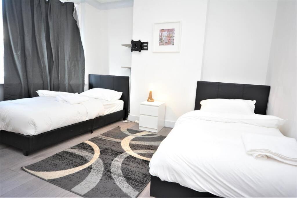 4 Bedroom House In East Londen Buitenkant foto