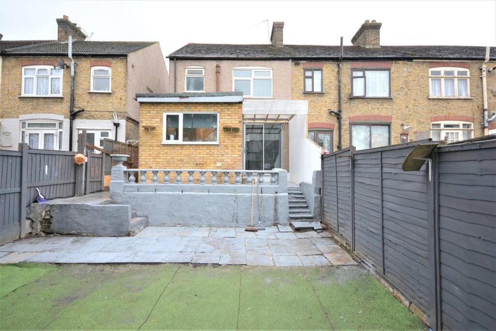 4 Bedroom House In East Londen Buitenkant foto