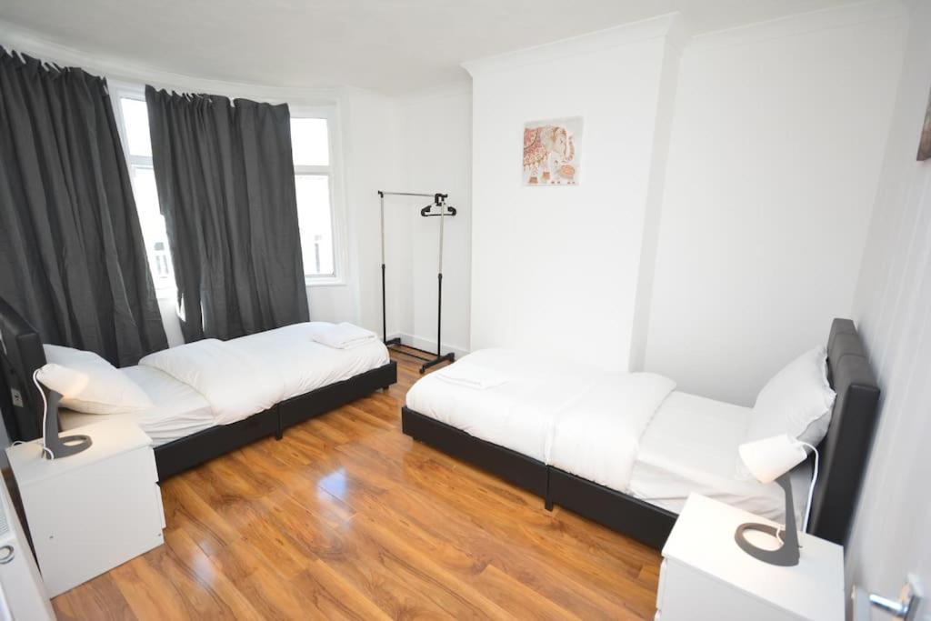 4 Bedroom House In East Londen Buitenkant foto