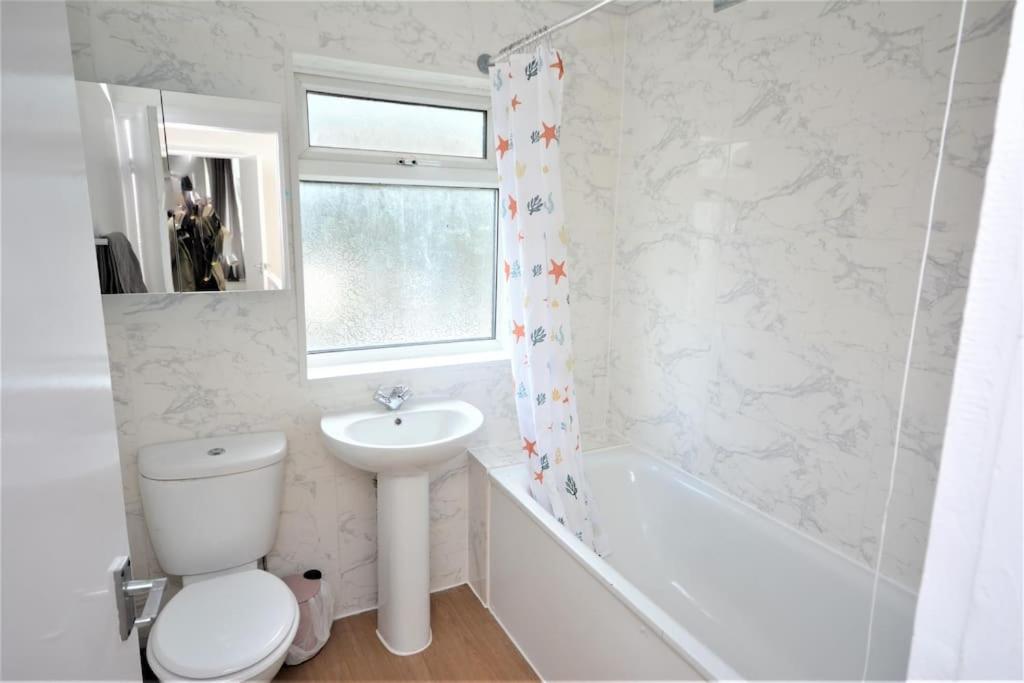 4 Bedroom House In East Londen Buitenkant foto