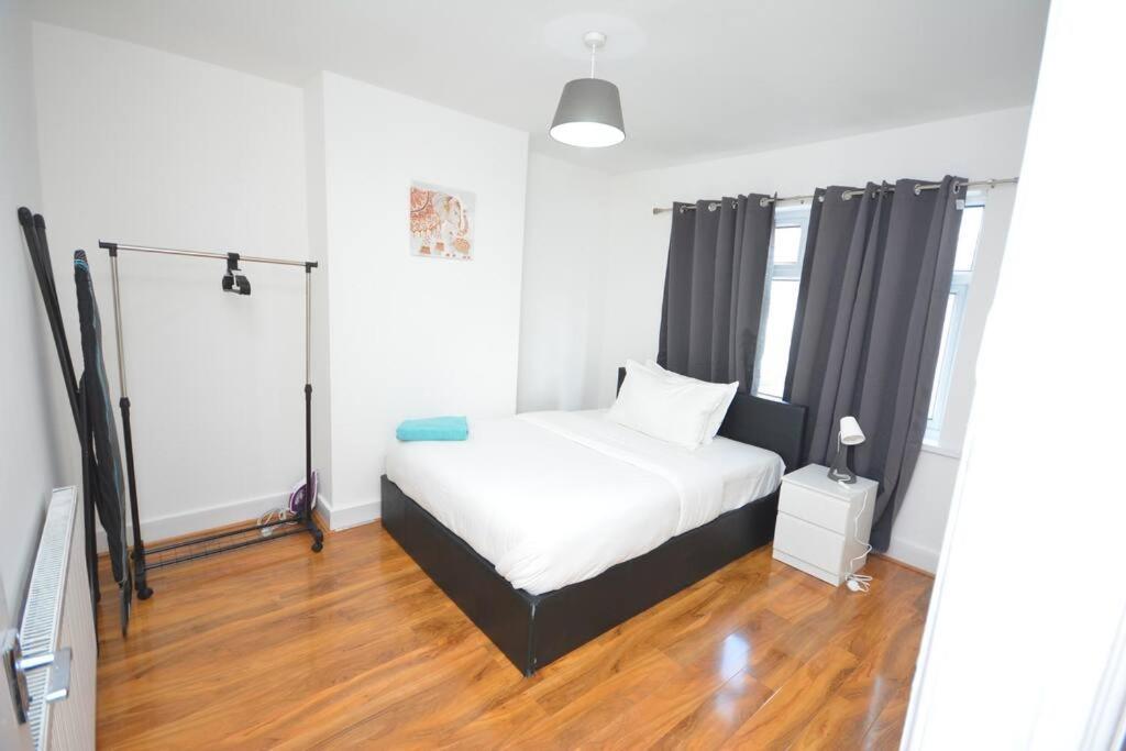4 Bedroom House In East Londen Buitenkant foto