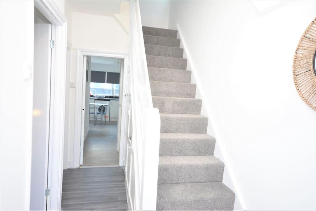 4 Bedroom House In East Londen Buitenkant foto