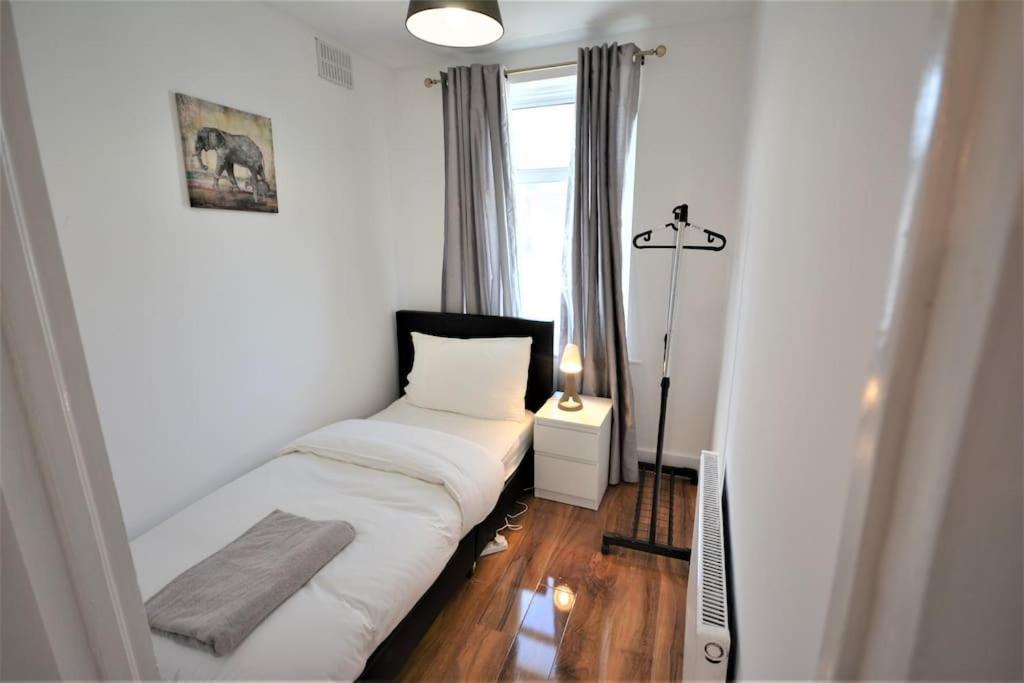 4 Bedroom House In East Londen Buitenkant foto