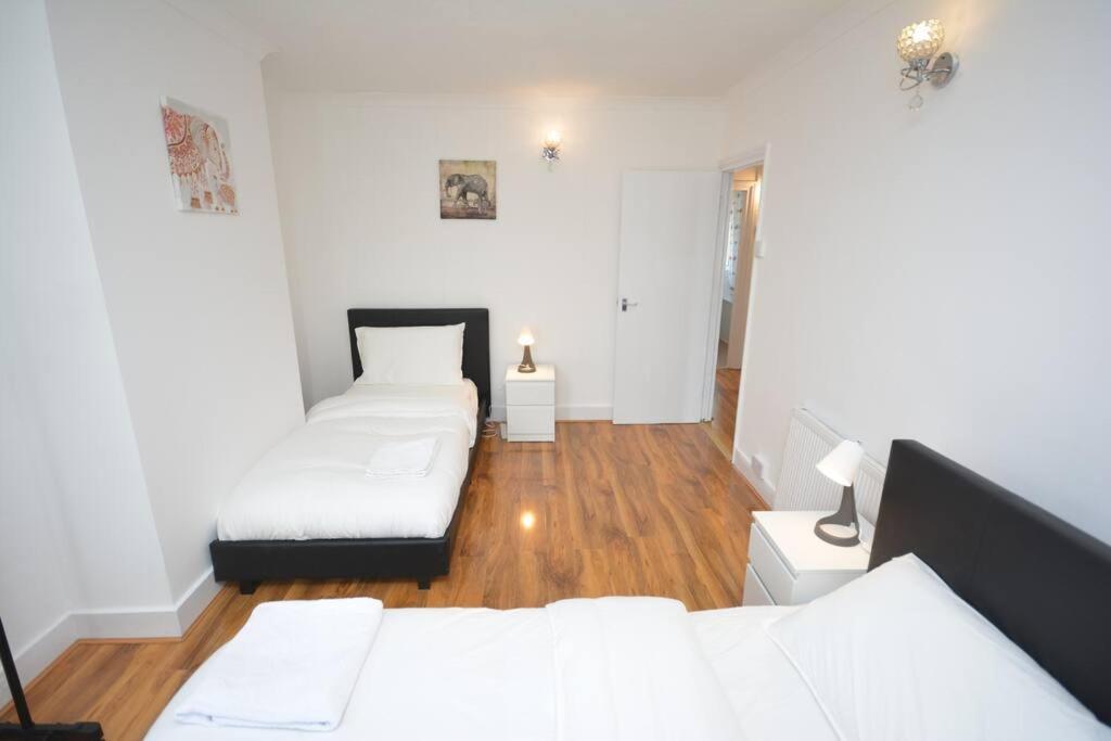 4 Bedroom House In East Londen Buitenkant foto